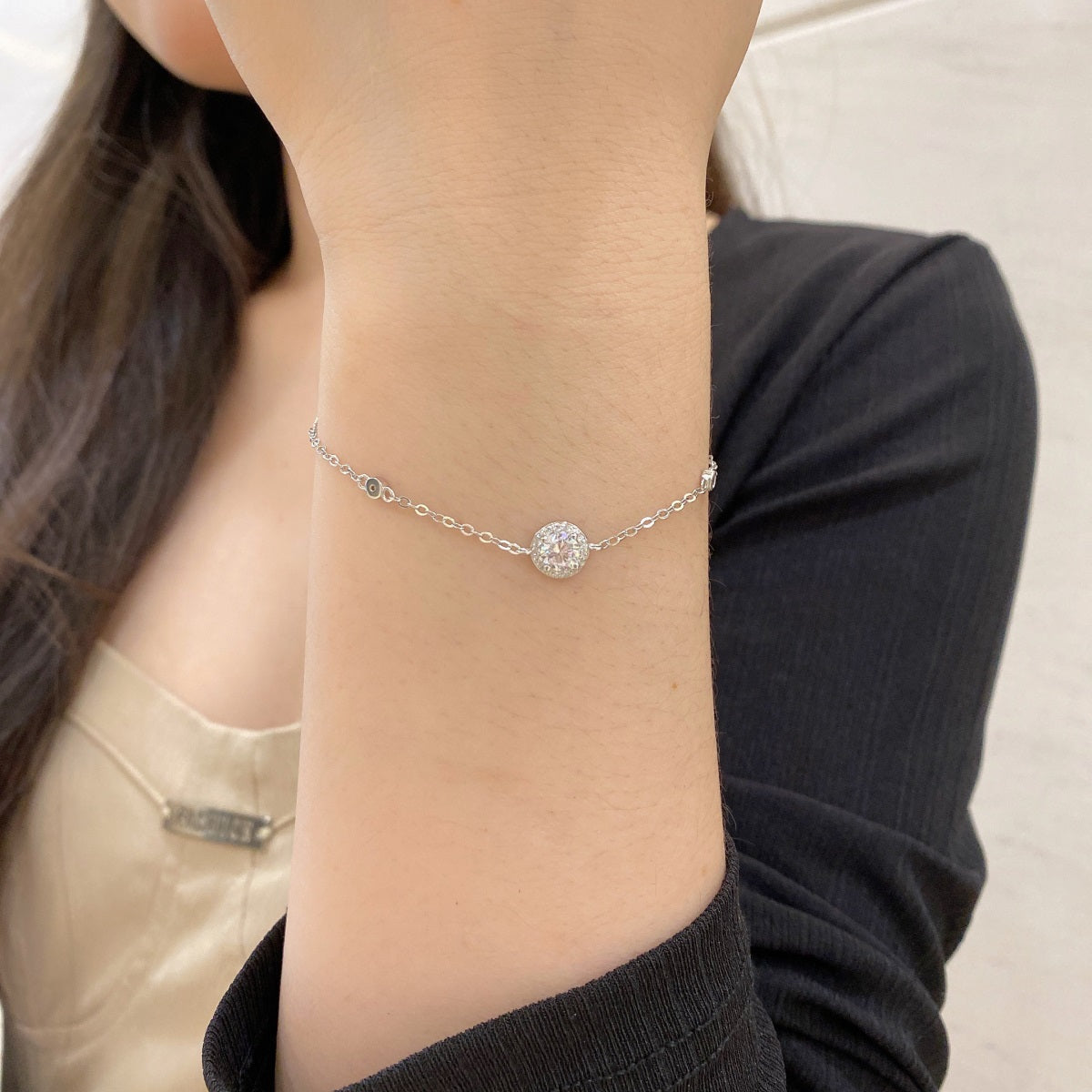 Bracelet halo bloom en zirconium et argent 925 sur poignet Estrée Paris