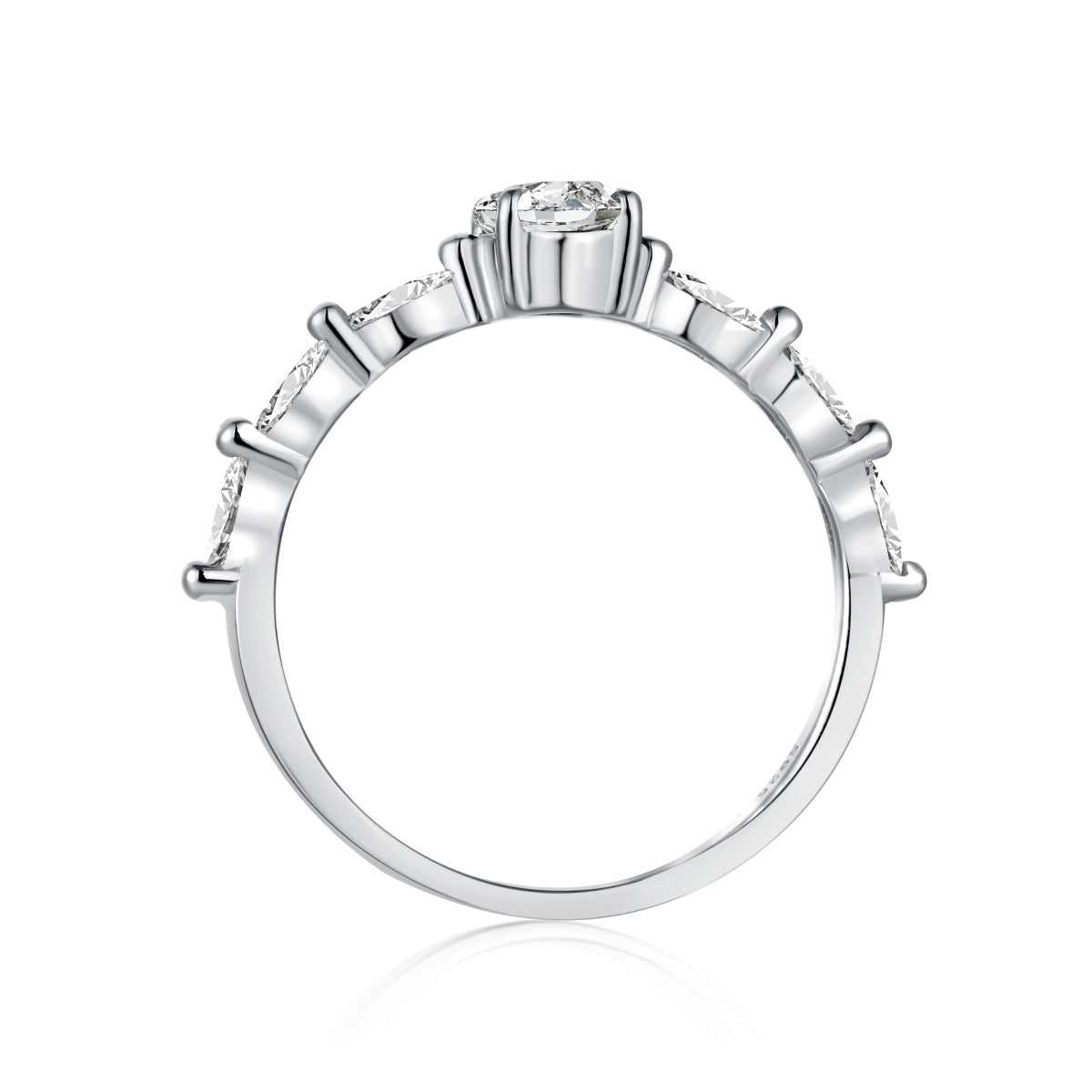Bague solitaire ovale en zirconium et argent 925 sur fond blanc Estrée Paris