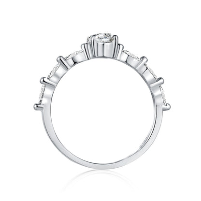 Bague solitaire ovale en zirconium et argent 925 sur fond blanc Estrée Paris