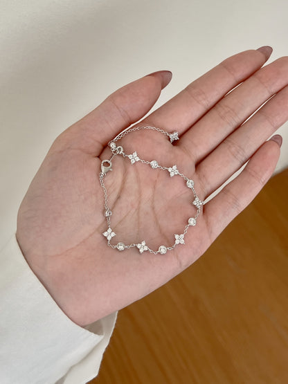 Bracelet Rain Clover Argenté en zirconium et argent 925 dans la main Estrée Paris